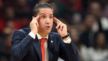 Ioannis Sfairopoulos, entrenador del Estrella Roja, ante el Anadolu Efes.