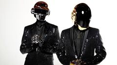 ARCHIVO - En esta fotograf&iacute;a de archivo del 17 de abril de 2013, Thomas Bangalter, izquierda, y Guy-Manuel de Homem-Christo, del grupo musical Daft Punk, posan para un retrato en Los &Aacute;ngeles.