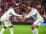 BILBAO, 03/12/2025.- El centrocampista francés del Real Madrid Eduardo Camavinga (izda) celebra con Kylian Mbappé el 0-2 conseguido durante el partido de la jornada 19 de LaLiga EA Sports entre el Athletic Club y el Real Madrid, disputado este miércoles en el estadio de San Mamés en Bilbao. EFE/Javier Zorrilla