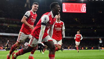 Arsenal vino de atrás para derrotar al West Ham en el 'Boxing Day' gracias a goles de Bukayo Saka y de Gabriel Martinello con lo que mantienen el liderato.