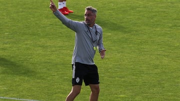 Jon Perez Bolo entrenador durante el entrenamiento de la SD Ponferradina en el campo anexo de El Toralin en Ponferrada foto Luis de la Mata