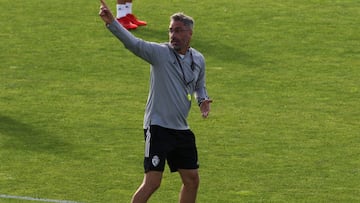  Jon Perez Bolo entrenador durante el entrenamiento de la SD Ponferradina en el campo anexo de El Toralin en Ponferrada foto Luis de la Mata