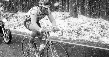Bernard Hinault no necesita presentación, ya que hablamos de uno de los mejores ciclistas de todos los tiempos. Su calidad para las rondas de tres semanas, como demuestran sus cinco Tours, tres Giros y dos Vueltas, sobresalió por encima de todos los corredores de su generación, pero además posee un palmarés al alcance de pocos en las clásicas. En la Lieja-Bastoña-Lieja de 1980 se encargó de demostrarlo, siendo uno de los días de climatología más duros en la historia de este deporte. Bajo unas terribles condiciones de frío, lluvia y nieve, el francés atacó a 80 km de la meta y ganó en solitario tras sacar 9:24 a Kuiper, que cruzó la meta segundo de los 21 ciclistas que lograron terminar la carrera (partieron 174). Debido a las bajas temperaturas sufridas durante las siete horas de recorrido, Hinault terminó con congelación en los dedos y necesitó varias semanas para curarse.