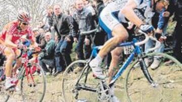 <b>KAPELMUUR. </b>Imagen del año pasado de Flecha, con Ludewig, en el Muro de Gramont o Kapelmuur.