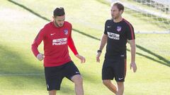 Koke junto al preparador f&iacute;sico. 