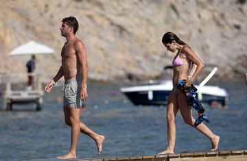 Sergi Roberto, defensa del Barcelona y su esposa Coral Simanovich disfrutan de las playas y el sol de Ibiza.