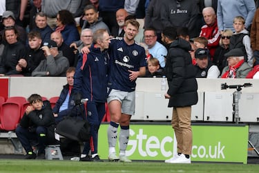 Matthijs de Ligt ha tenido un bajón de rendimiento esta temporada, influenciado por la falta de continuidad y la presión por cumplir con las altas expectativas por su fichaje en el Manchester United, que pagó 45 millones de euros por hacerse con sus servicios. La competencia interna también ha podido afectar su confianza, pero si logra recuperar su mejor versión, aún puede consolidarse como un referente defensivo.