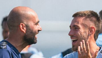 El entrenador Claudio Giráldez sonríe junto a Óscar Mingueza en un entrenamiento del Celta.