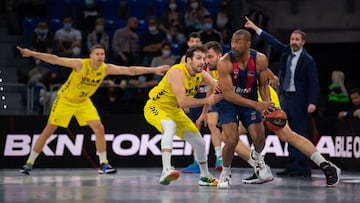Jayson Granger, base del Baskonia, trata de superar a Tomás Bellas, del UCAM Murcia.