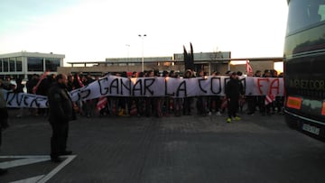 Unos 50 aficionados despiden al Atleti en el Cerro del Espino