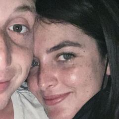 Novia de Octavio Ocaña llena de flores el lugar donde murió