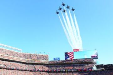 Los aviones cerraron la previa de la Super Bowl.