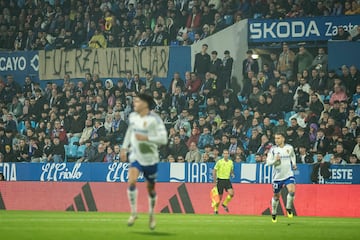 Estadio de la Romareda. Aficionados del Zaragoza muestran una pancarta de apoyo a Valencia durante el partido contra el Granada.