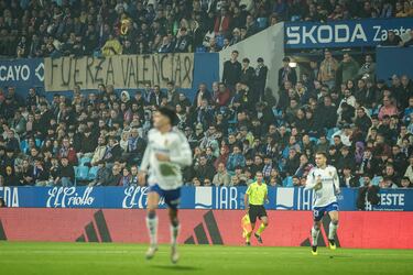 Estadio de la Romareda. Aficionados del Zaragoza muestran una pancarta de apoyo a Valencia durante el partido contra el Granada.