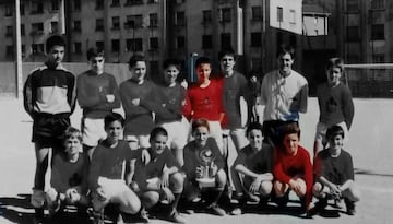 Ibon Oregi (arriba) y Jagoba Arrasate (abajo) posando con el equipo de fútbol de su infancia.