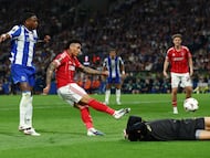 Soccer Football - UEFA Europa League - Quarter Final - First Leg - FC Porto v Nottingham Forest - Estadio do Dragao, Porto, Portugal - April 9, 2026 Nottingham Forest's Igor Jesus scores a goal past FC Porto's Diogo Costa that was later disallowed after a VAR review REUTERS/Pedro Nunes