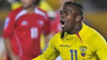 <b>PASO ADELANTE.</b> En el partido correspondiente a la novena jornada de la serie de clasificación y que terminó con tres expulsados, el cañonero Cristian Benítez anotó el tanto ecuatoriano a los 70 minutos de partido.