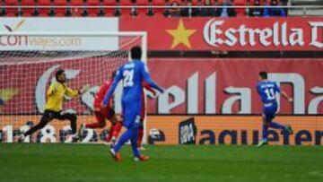DOBLETE DE COLUNGA. Colunga empalma con la derecha un pase Gavilán y marca el 1-3, su segundo tanto de la tarde.