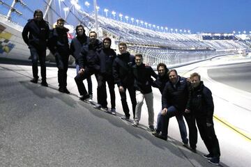 Alonso y sus compañeros en el increíble peralte de Daytona.