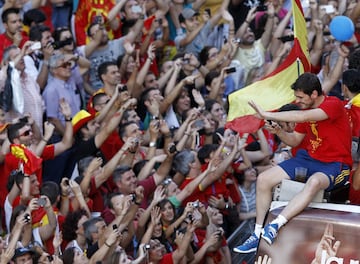El portero madrile?o es aclamado por la afici¨®n durante la celebraci¨®n de la Eurocopa 2012, la segunda de Casillas.