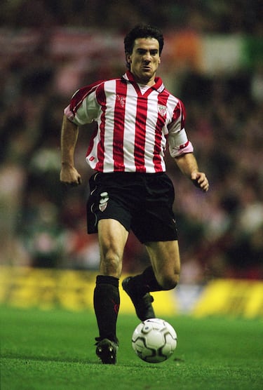 El zaguero desempeñaba el rol de lateral izquierdo e hizo su debut en 1990. A pesar de situarse en la defensa, gracias a su gran golpeo, logró introducir el balón al fondo de las mallas hasta en 43 ocasiones. Por tanto, era un experto en el balón parado, tanto en faltas como en penaltis (marcó 29 de las 36 penas máximas que lanzó en Liga).