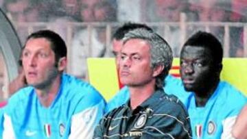 <b>SENTADO. </b>Mourinho sentó a Muntari, detrás, a la media hora.