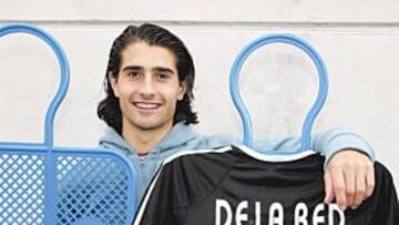 <b>SU SUEÑO, CUMPLIDO. </b>Rubén de la Red enmarcará la camiseta con la que debutó con el primer equipo en Tenerife. Ayer, posó con ella.