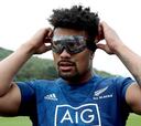 Ardie Savea se pone gafas en la vuelta a escena de los All Blacks