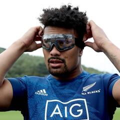 Ardie Savea se pone gafas en la vuelta a escena de los All Blacks