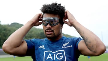 Ardie Savea se pone gafas en la vuelta a escena de los All Blacks