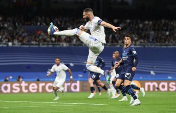 1-1. Rodrygo marca el primer gol tras una asistencia de Karim Benzema.