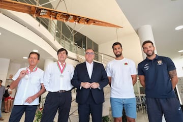 Fernando Climent y Luis María Lasúrtegui con Jaime Canalejo y Javier García, separados por el consejero de Turismo, Cultura y Deporte de la Junta de Andalucía, Arturo Bernal. 