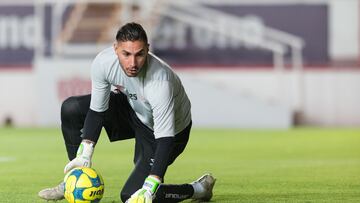 Yosgart Gutiérez durante el calentamiento con el Necaxa.