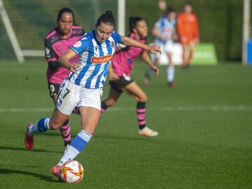 La Real Sociedad tiene una joya en sus filas que regresó a Donostia procedente de su eterno rival, el Athletic (B). Amaiur Sarriegi (Donostia, 13/12/2000) brilló la temporada pasada en la Primera Iberdrola, marcando 13 goles y haciendo méritos para llegar a la Selección absoluta. Jorge Vilda la llamó en junio y debutó en la victoria de España sobre Bélgica. Desde entonces, ha anotado 12 goles en siete partidos.