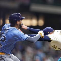 MLB anuncia suspensiones tras pelea en el Brewers-Rays