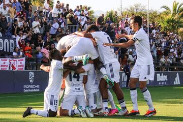 El Marbella festeja un gol decisivo para asegurar la promoción.