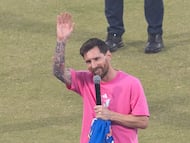 NEW DELHI (India), 15/12/2025.- Lionel Messi waves as he speaks to fans at Arun Jaitley Stadium in New Delhi, India, 15 December 2025. Messi is visiting India as part of his GOAT (Greatest Of All Time) Tour, having already visited Kolkata, Hyderabad, and Mumbai, and is now in New Delhi. (Nueva Delhi) EFE/EPA/RAJAT GUPTA