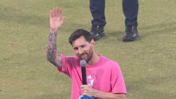 NEW DELHI (India), 15/12/2025.- Lionel Messi waves as he speaks to fans at Arun Jaitley Stadium in New Delhi, India, 15 December 2025. Messi is visiting India as part of his GOAT (Greatest Of All Time) Tour, having already visited Kolkata, Hyderabad, and Mumbai, and is now in New Delhi. (Nueva Delhi) EFE/EPA/RAJAT GUPTA