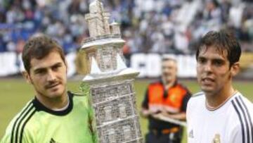 El portero y capit&aacute;n del Real Madrid, Iker Casillas (i), sostiene junto al centrocampista brasile&ntilde;o Ricardo Izecson Kak&aacute; (d) el trofeo de la LXVIII edici&oacute;n del Teresa Herrera 