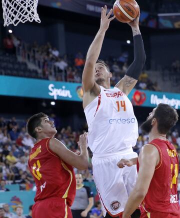 Willy Hernangómez realizando un mate ante la defensa de los pívots montenegrinos Marko Todorovic  y Bojan Dubljevic.
