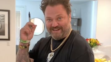 Bam Margera levanta un boli con la mano mientras sonr&iacute;e en la cocina de casa. 