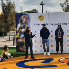 Soler inaugura el 'Cruyff Court Carlos Soler' sin prisas por renovar: "Seguimos negociando"