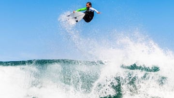 El surfista brasile&ntilde;o Caio Ibelli, en acci&oacute;n.