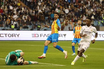 Vinicius Junior, tras rematar a portería, observa como Giorgi Mamardashvili detiene el balón.