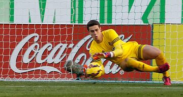 Tras jugar varios partidos con el filial del Athletic Club el portero nacido en Ondárroa fue cedido a la SD Ponferradina (temporada 2014-15) de Segunda División para adquirir mayor experiencia. Tras ello pasó por Real Valladolid C. F., Athletic Club, Chelsea y Real Madrid.