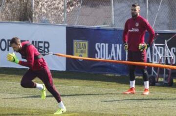 Los porteros del Atlético de Madrid. Oblak recibió el alta médica y entró en la convocatoria.