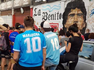 Aficionados se reúnen a las puertas del estadio Diego Armando Maradona, en el barrio de La Paternal.