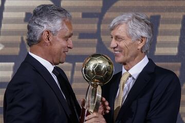 Pékerman le entrega el premio del mejor DT del FPC a Reinaldo Rueda