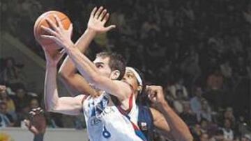 <b>DECISIVO. </b>Exhibición de Calderón ante el Gran Canaria. Seguro que convenció a los scouts de la NBA.