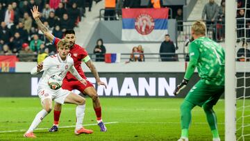 Schmeichel, un muro muy alto para la Serbia de Vlahovic
